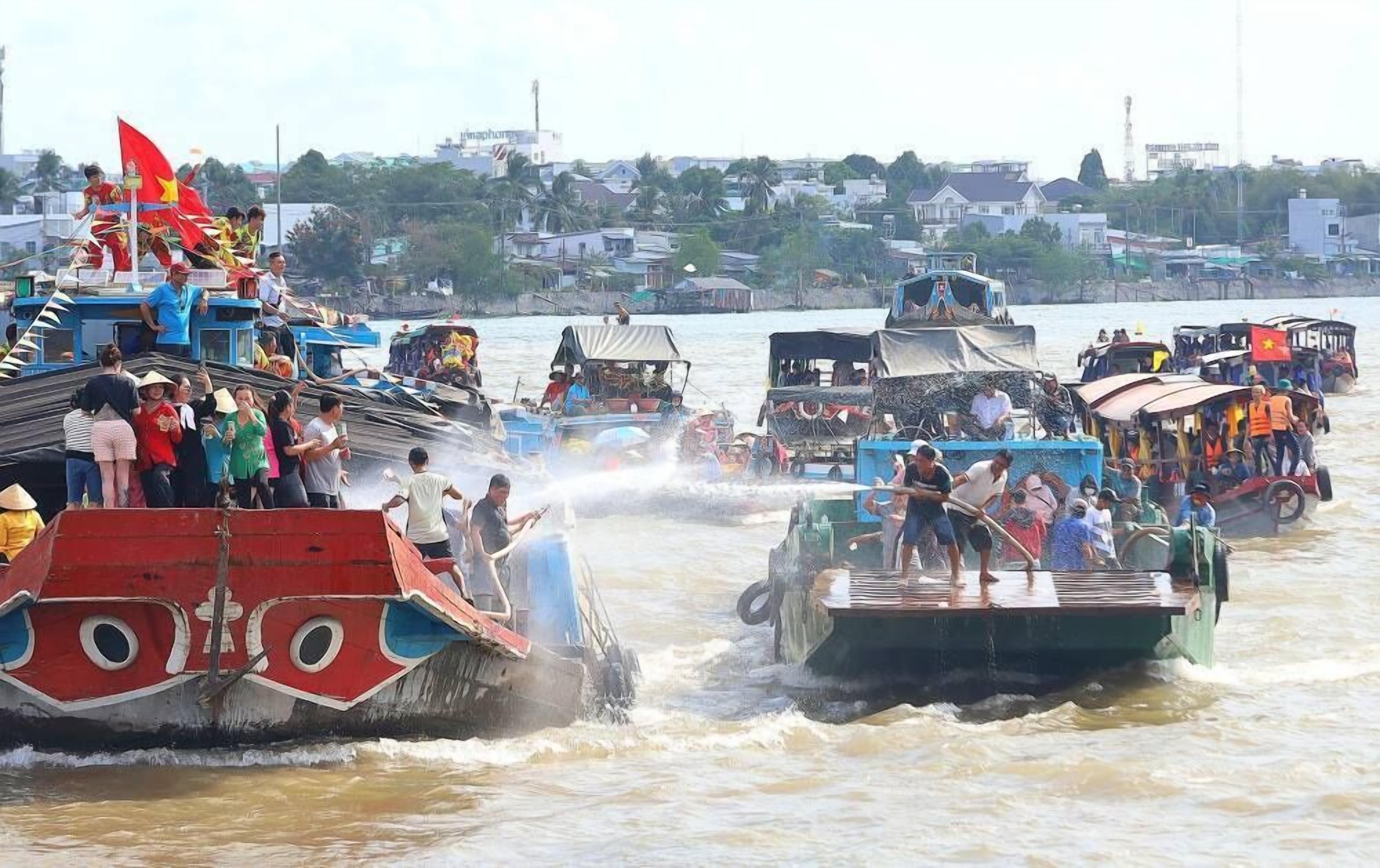 Een drukke rivier met boten en mensen.