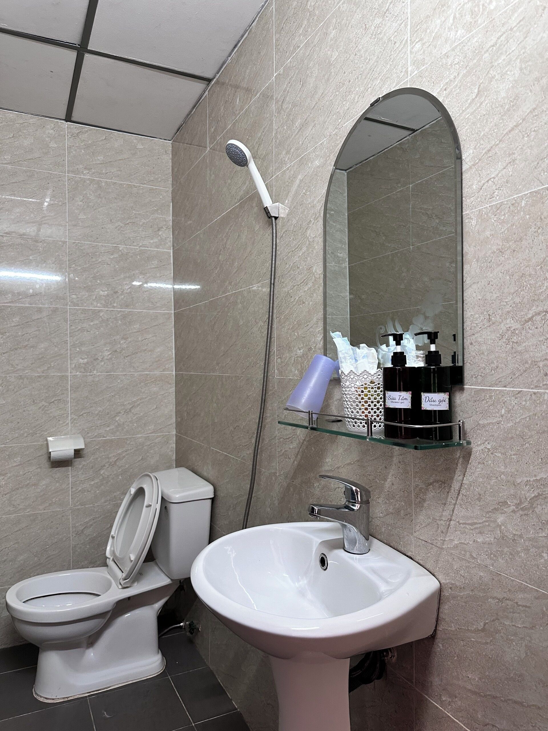 A bathroom with a toilet, bidet, and sink.