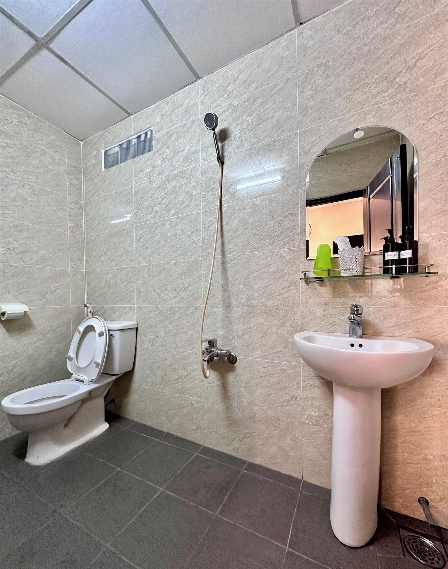 Chambre Confort, 1 grand lit | Salle de bain | Douche, douche à « effet pluie », articles de toilette de luxe