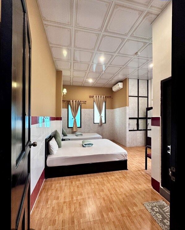 City Triple Room, City View | Hypo-allergenic bedding, individually furnished, desk, soundproofing - Nam Đô 2 Hotel (Can Tho)