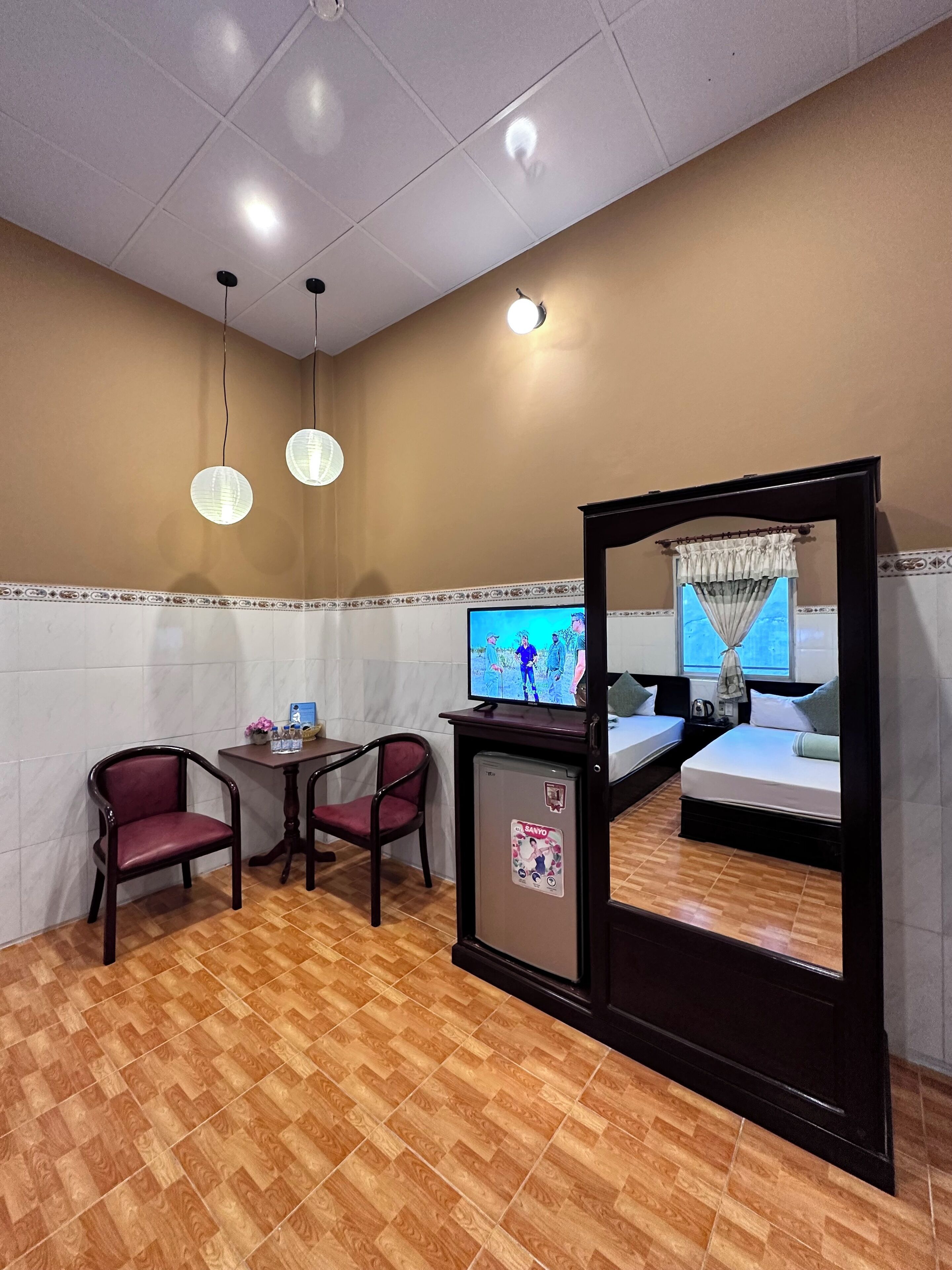 Habitació triple de disseny | Sala d'estar | Televisor de pantalla plana de 45 polzades amb canals per cable 