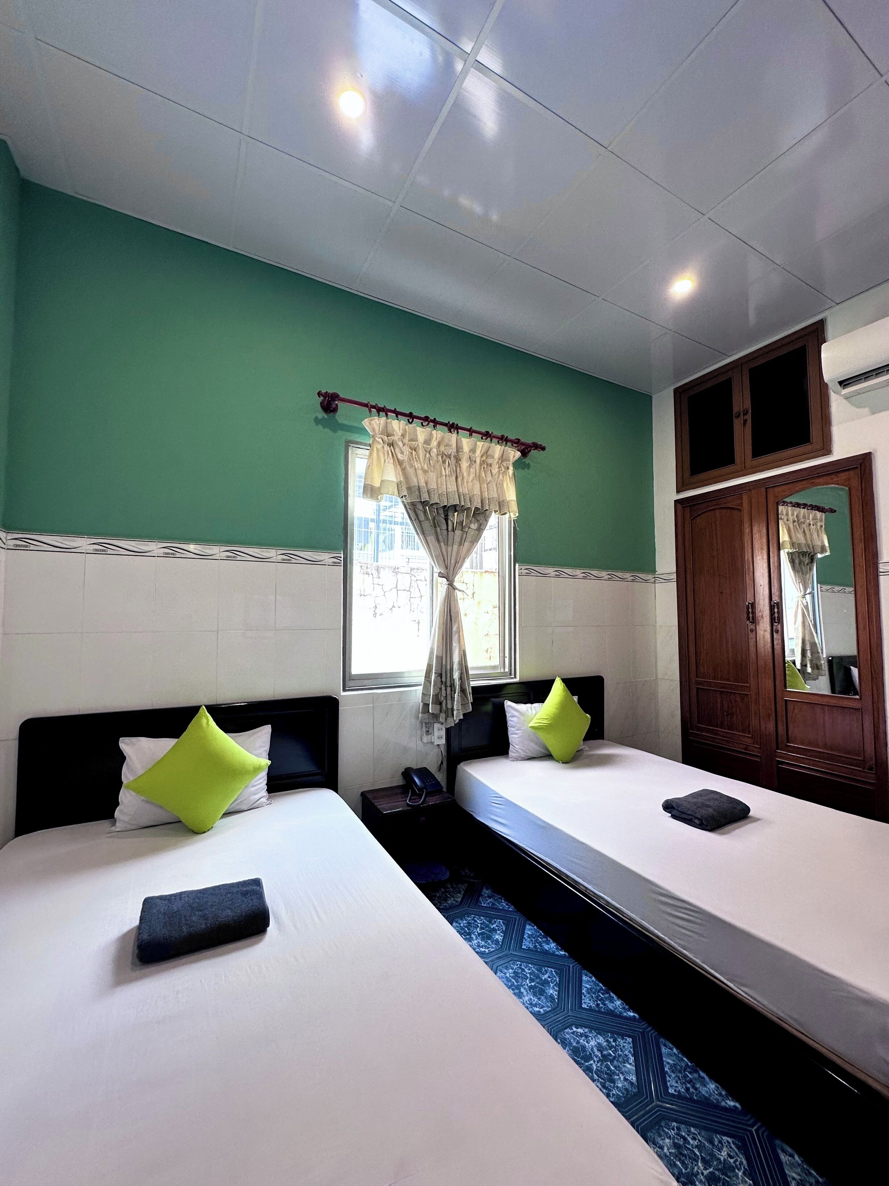 Habitación empresarial - 1 cama matrimonial o 2 individuales | Ropa de cama hipoalergénica, escritorio y insonorización 