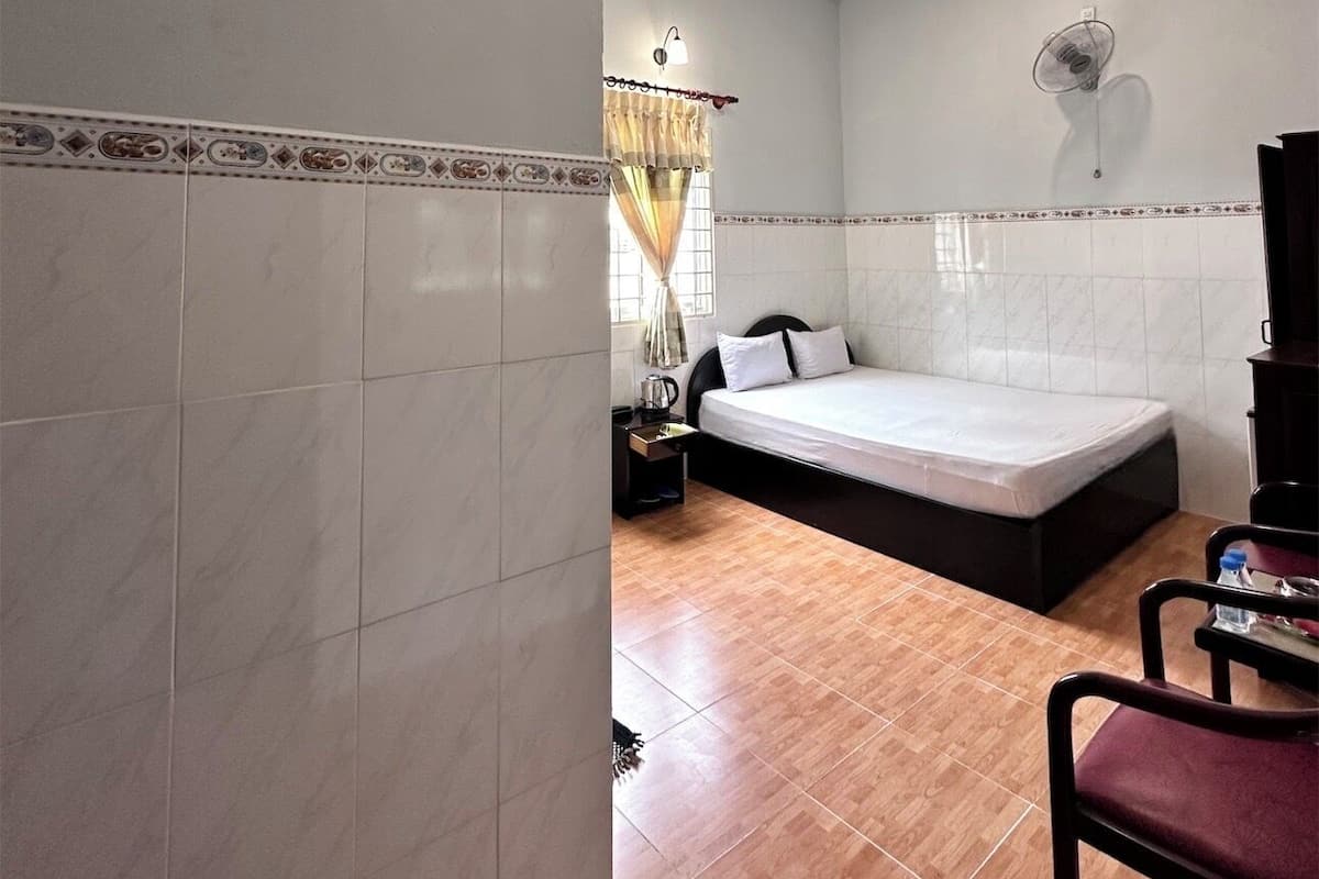 1 bedroom, hypo-allergenic bedding, individually furnished, desk