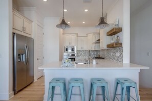 Køleskab, mikrobølgeovn, ovn, kogeplade