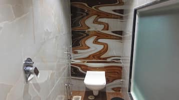 Chambre Supérieure | Salle de bain | Douche, serviettes fournies