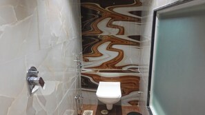 Habitació superior | Bany | Dutxa i tovalloles