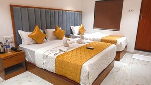 デラックス トリプルルーム | デスク、ノートパソコン用作業スペース、防音設備、WiFi (無料)