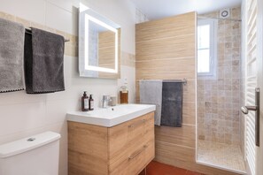 Douche, sèche-cheveux, serviettes fournies, papier toilette