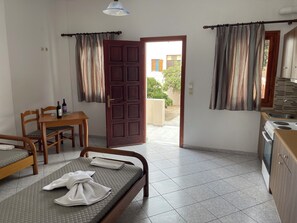 Departamento familiar, 1 habitación, vista al patio | Caja de seguridad en la habitación, cortinas blackout y insonorización 