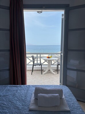 In-room safe, blackout curtains, soundproofing, iron/ironing board - Tarelis Beach Apartments & Studios (Santorini)