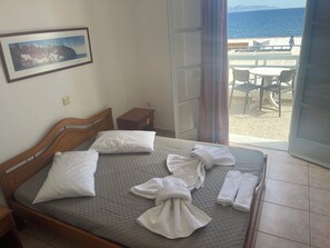 Habitación senior doble, 1 cama matrimonial | Caja de seguridad en la habitación, cortinas blackout y insonorización 