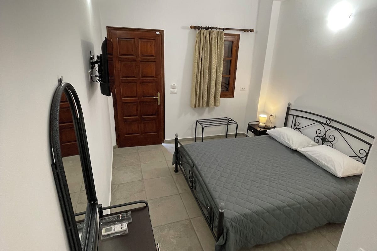 Habitació doble bàsica | 1 dormitori, caixa forta a l'habitació i cortines opaques