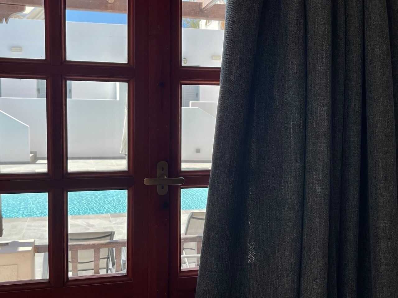 Quarto casal tradicional | Cofres nos quartos, cortinas blackout, quartos à prova de som