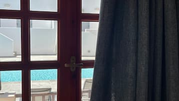 Quarto casal tradicional | Cofres nos quartos, cortinas blackout, quartos à prova de som