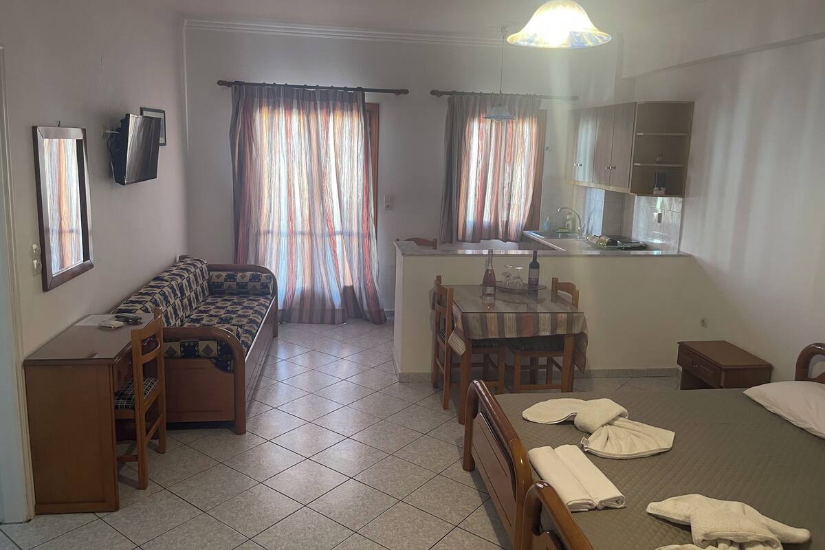 Habitació triple clàssica | 1 dormitori, caixa forta a l'habitació i cortines opaques