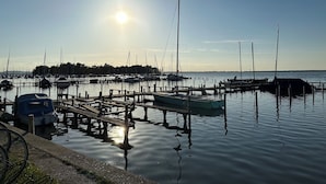 Un port de plaisance avec des bateaux amarrés, des passerelles en bois et un ciel dégagé.