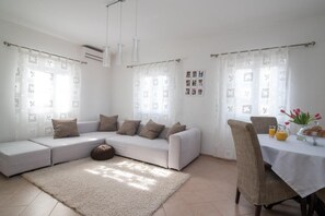 Apartment (Apartment Marcela - Deluxe Two Bedroo) | Wohnzimmer | 32-Zoll-Flachbildfernseher mit Kabelempfang