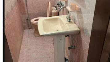 Deluxe Double Room | Bathroom | Shower, designer toiletries, slippers, towels