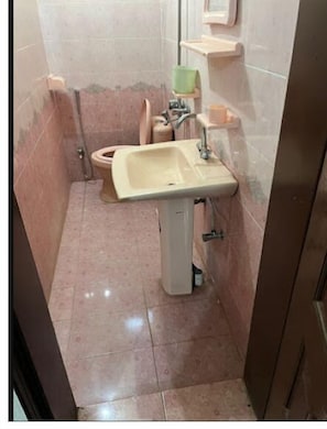 ห้องดีลักซ์ดับเบิล | ห้องน้ำ | ฝักบัว, ของใช้ในห้องน้ำระดับพรีเมียม, ผ้าเช็ดตัว, สบู่