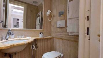 Sèche-cheveux, serviettes fournies