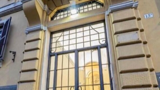 Ein Gebäude mit einem großen, verzierten Metallgitter und einer dekorativen Schlüssellochverzierungen.