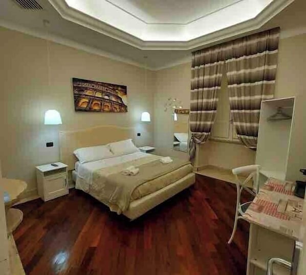 1 bedroom, desk, WiFi