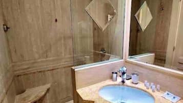 SĂšche-cheveux, serviettes fournies