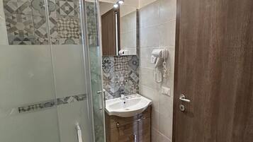 SĂšche-cheveux, serviettes fournies