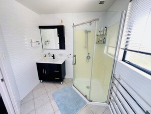 Douche, séchoir à cheveux, serviettes fournies, shampooing