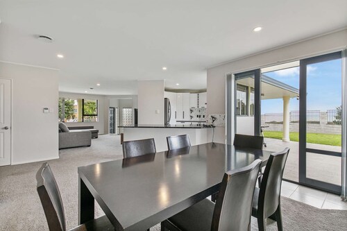Stunning Sea View Home Very near to AKL Airport