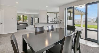 Stunning Sea View Home Very near to AKL Airport