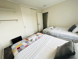 4 bedrooms, iron/ironing board, WiFi, bed sheets