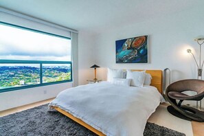 4 habitaciones, escritorio y tabla de planchar con plancha 