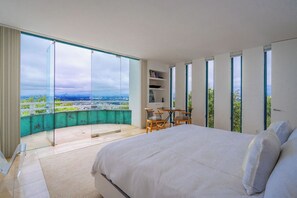 4 soverom, skrivebord, strykejern/-brett og reiseseng for barn