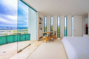 4 soverom, skrivebord, strykejern/-brett og reiseseng for barn