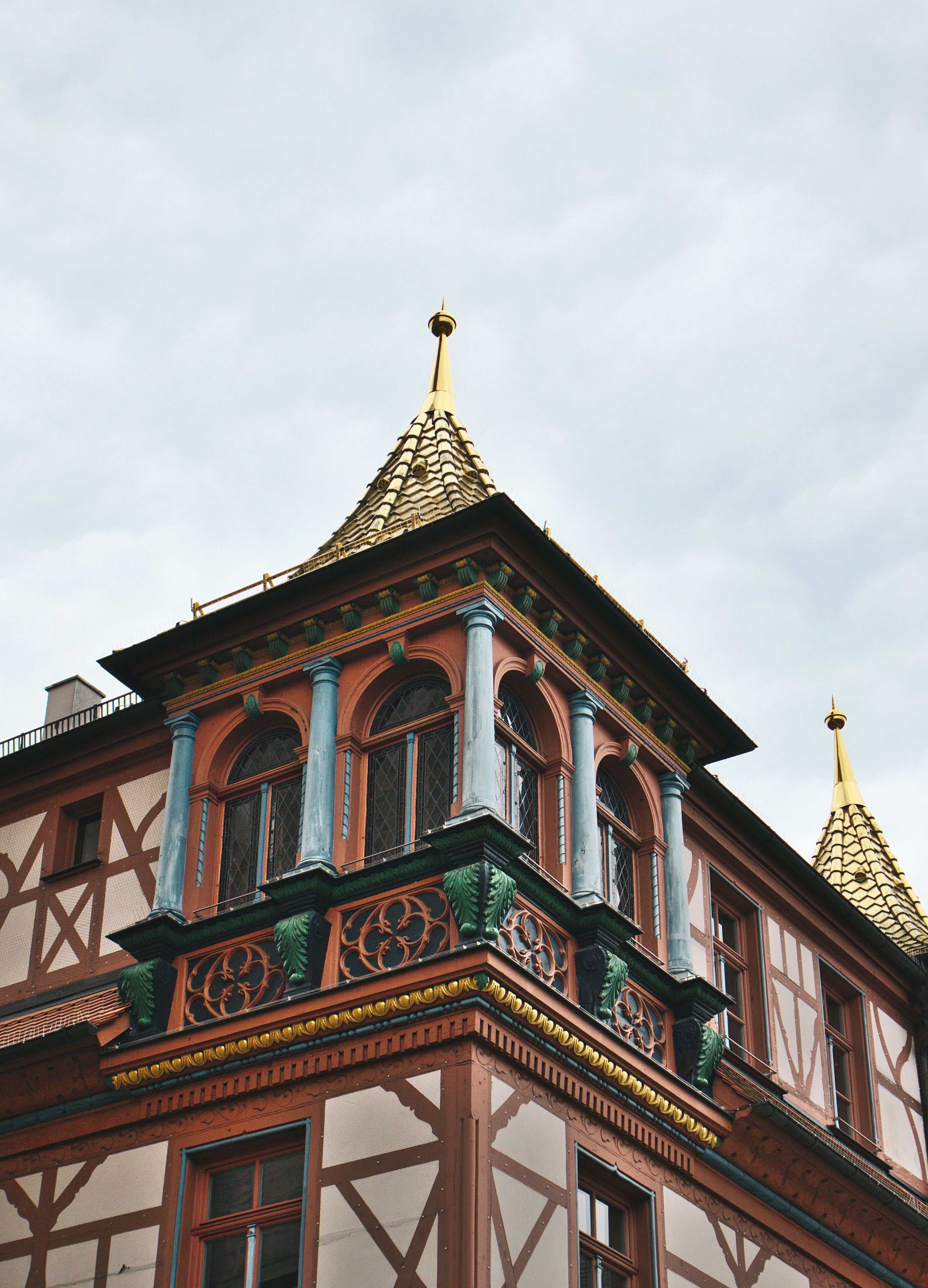 Ein Gebäude mit einem markanten Turm und aufwendigen architektonischen Details.