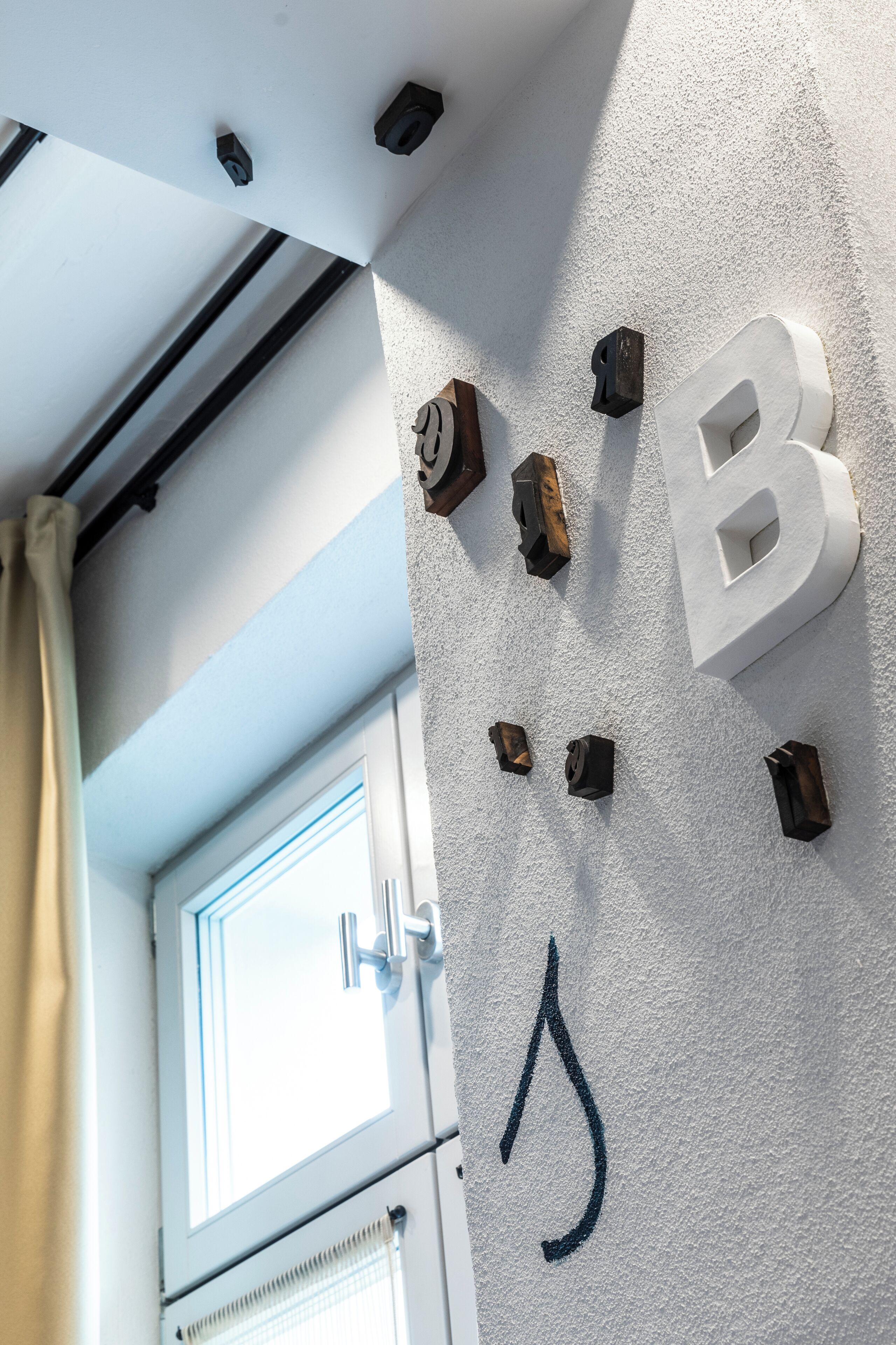 Pared con letras y una ventana.