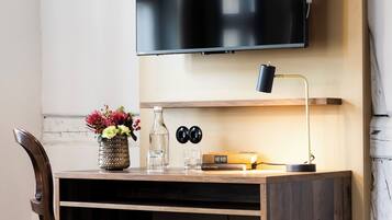 Classic Double Room, Non Smoking, Private Bathroom | Living area