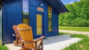 A blue building with a sign reading "Stary Night" and two wooden chairs in front. - Stary Night- Pickleball Court, Creek, WIFI, budget friendly (Cosby)