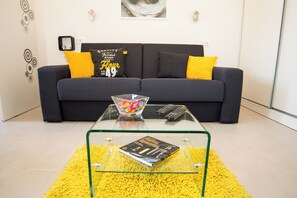 Studio (Apartment Simple - Studio Apartment w) | Olohuone | 32–tuumainen taulutelevisio, jossa kaapelikanavat