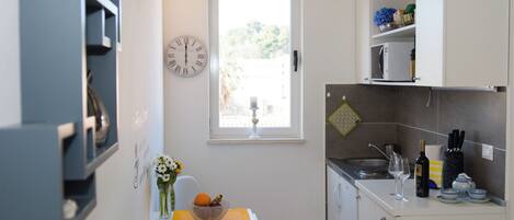 Studio (Apartment Simple - Studio Apartment w) | Private kitchenette | Fridge