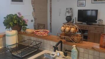 Apartment, 2 Schlafzimmer, Balkon, Gartenblick | Wohnzimmer | Bücher