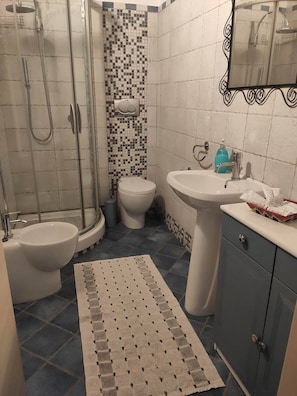 Apartment, 2 Bedrooms, Balcony, Garden View | Bathroom
