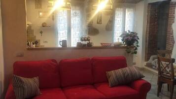 Apartment, 2 Schlafzimmer, Balkon, Gartenblick | Wohnzimmer | Bücher