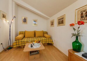 Apartment (Standard One Bedroom Apartment with T) | Living room | 32-inch flat-screen TV with cable channels