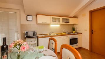 Departamento (Standard One Bedroom Apartment with T) | Cocina privada | Refrigerador