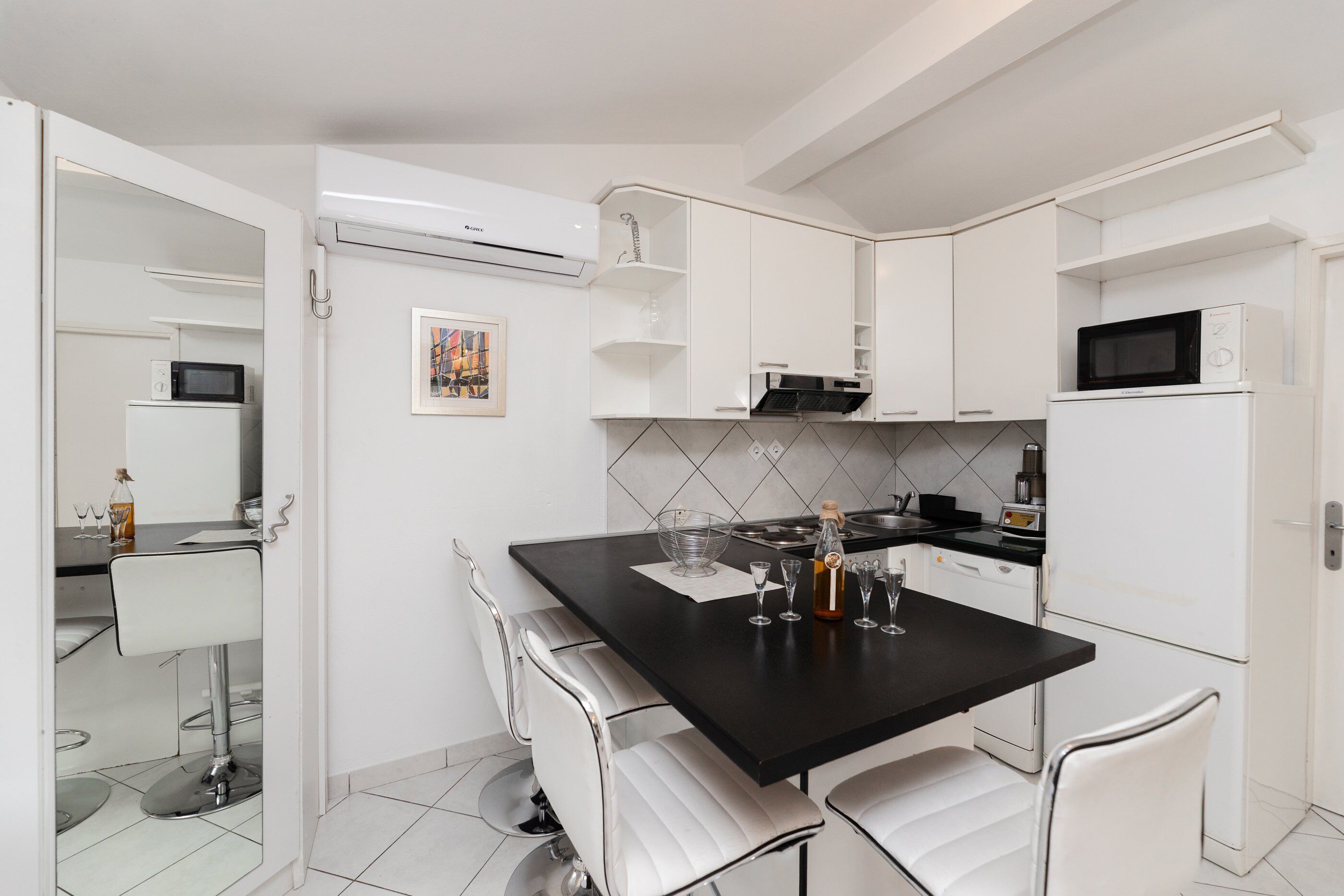 Apartment (Comfort One Bedroom Apartment with Te) | Private kitchen