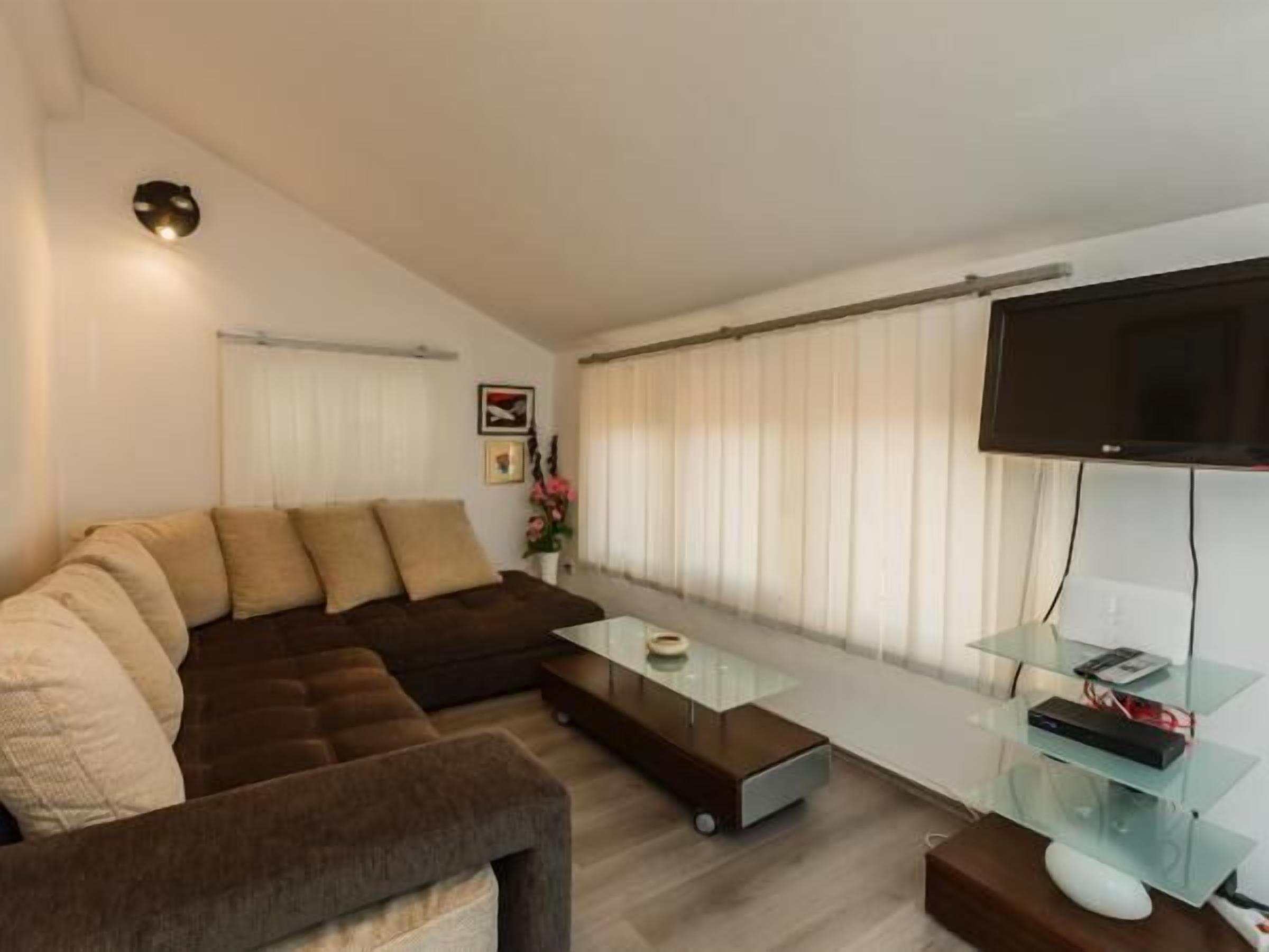 Huoneisto (Comfort One Bedroom Apartment with Te) | Olohuone | 32–tuumainen taulutelevisio, jossa kaapelikanavat