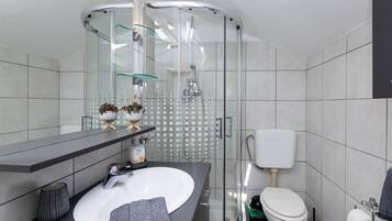 Apartment (Comfort One Bedroom Apartment with Te) | Bathroom