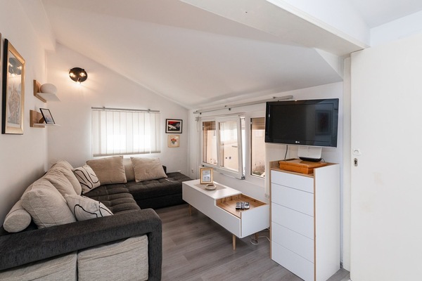 Apartment (Comfort One Bedroom Apartment with Te) | Living room | 32-inch flat-screen TV with cable channels